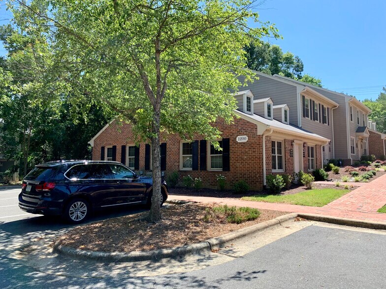 1829 E Franklin St, Chapel Hill, NC à louer - Photo de l’immeuble – Image 3 sur 4