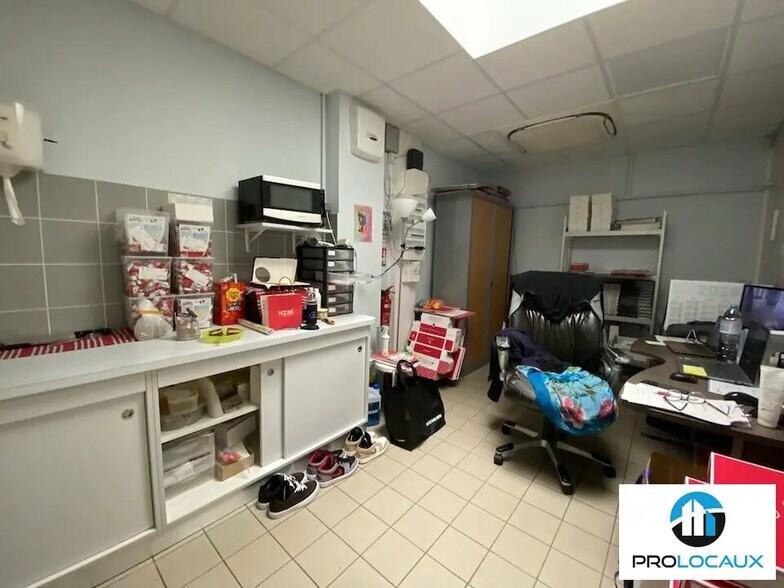 Local commercial dans Saint-Maximin à louer - Photo de l’immeuble – Image 3 sur 5