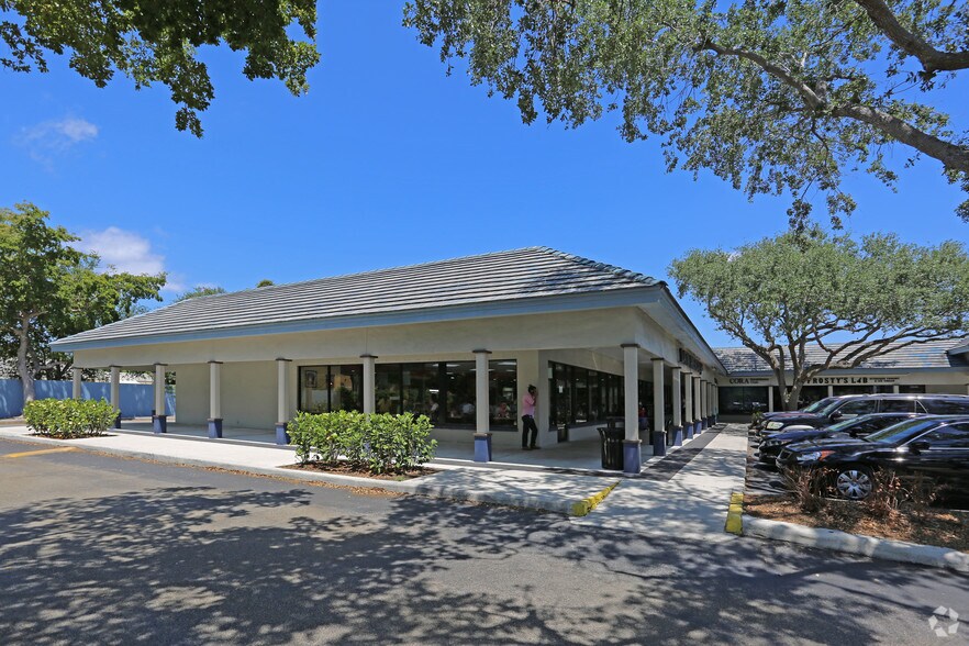 8000-8040 NW 154th St, Miami Lakes, FL à louer - Photo de l’immeuble – Image 2 sur 4