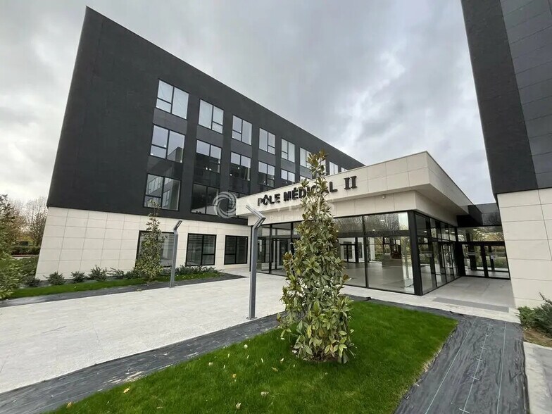 Bureau dans Lieusaint à louer - Photo de l’immeuble – Image 1 sur 2