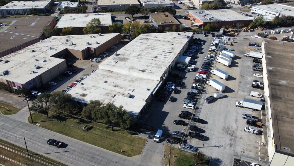 1365 Regal Row, Dallas, TX à vendre - Photo de l’immeuble – Image 2 sur 32