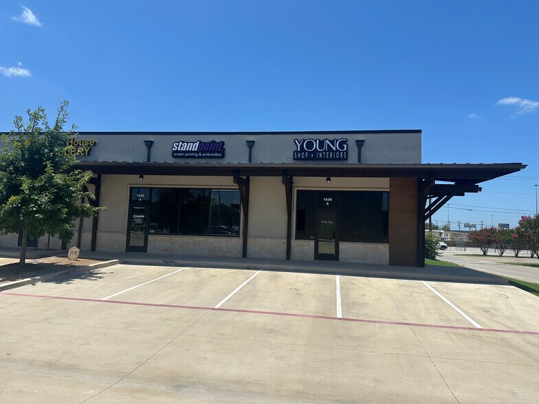 1836 N Plaza Dr, Granbury, TX à louer - Photo de l’immeuble – Image 2 sur 3