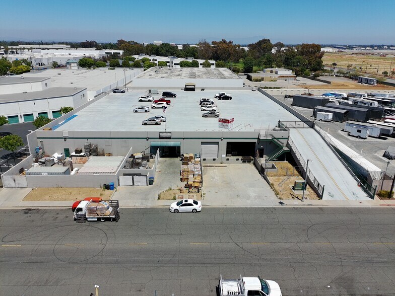 3940 Pixie Ave, Lakewood, CA à louer - Photo de l’immeuble – Image 1 sur 11
