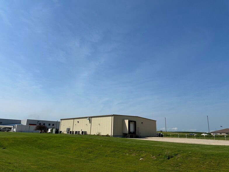 100 N Industrial Pky, West Union, IA à vendre - Photo de l’immeuble – Image 1 sur 5