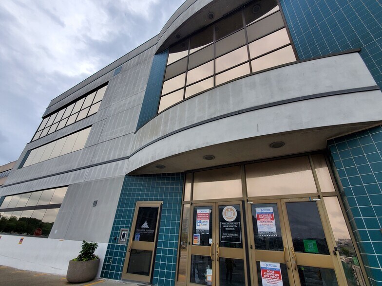 30-56 Whitestone Expy, Flushing, NY à louer - Photo de l’immeuble – Image 3 sur 16