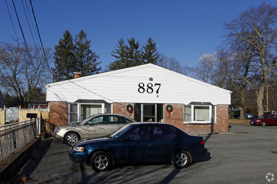 887 Church St, Bohemia, NY à vendre - Photo de l’immeuble – Image 2 sur 2