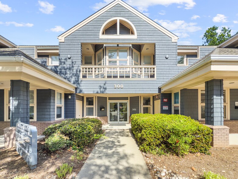3400 Croasdaile Dr, Durham, NC à louer - Photo de l’immeuble – Image 2 sur 12