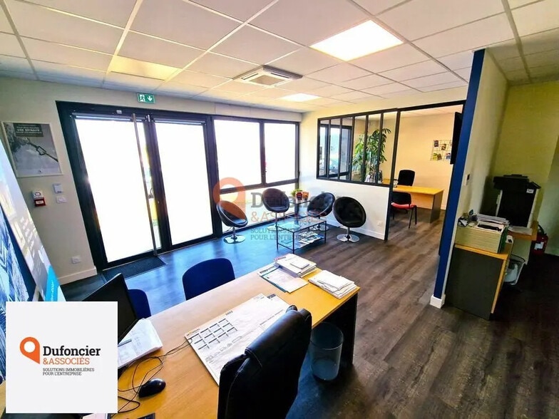Bureau dans Biard à louer - Photo de l’immeuble – Image 3 sur 8
