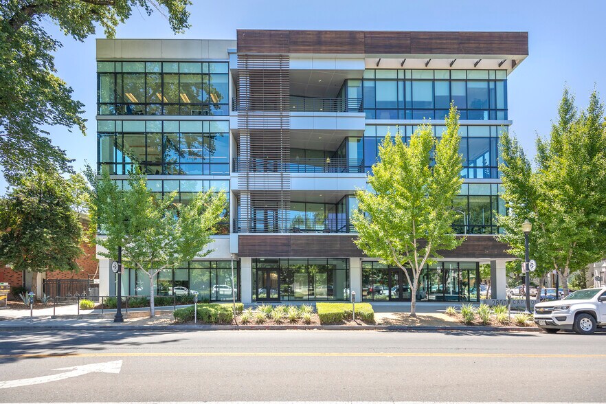 2600 Capitol Ave, Sacramento, CA à louer - Photo de l’immeuble – Image 1 sur 12