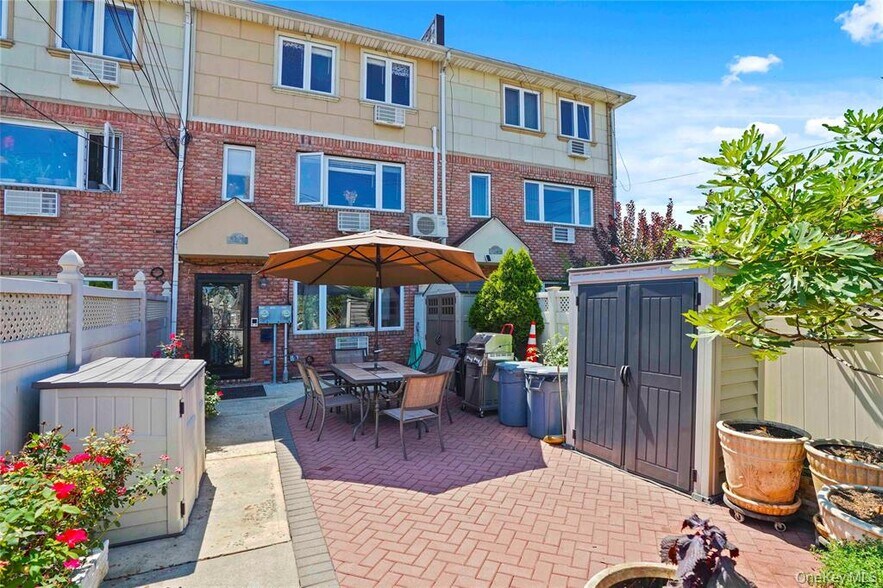 6536 Metropolitan Ave, Middle Village, NY à vendre - Photo de l’immeuble – Image 2 sur 22
