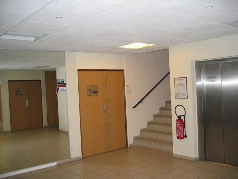 Bureau dans Jouy-en-Josas à louer - Hall d’entrée – Image 3 sur 23