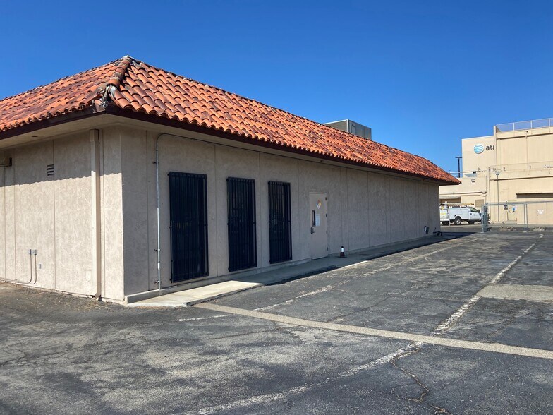921 E Palmdale Blvd, Palmdale, CA à vendre - Photo de l’immeuble – Image 3 sur 7