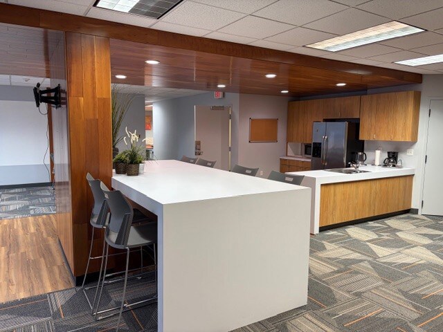 3520 W 75th St, Prairie Village, KS à louer - Photo de l’immeuble – Image 2 sur 8