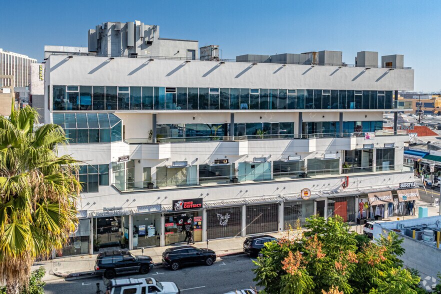 221 E 12th St, Los Angeles, CA à louer - Photo de l’immeuble – Image 1 sur 15