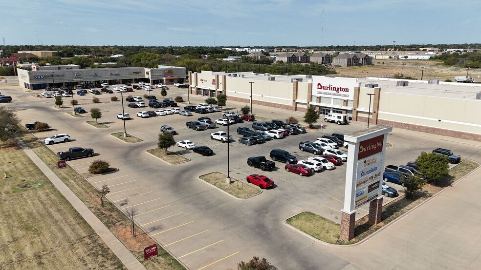 Town Square Shopping Center portefeuille de 2 biens à vendre sur LoopNet.fr - Photo de l’immeuble – Image 3 sur 5