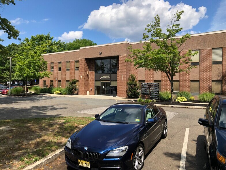 721 N Beers St, Holmdel, NJ à louer - Photo principale – Image 1 sur 30