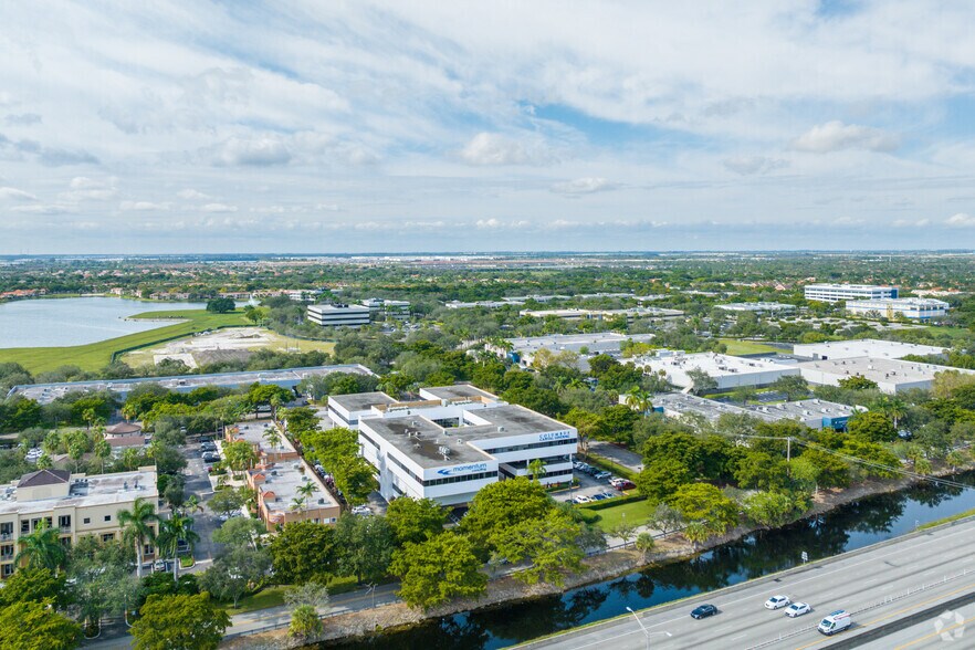 14750 NW 77th Ct, Miami Lakes, FL à louer - Aérien – Image 2 sur 27