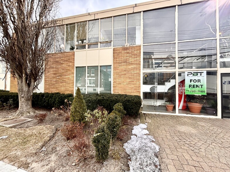 220 Old Country Rd, Mineola, NY à louer - Photo de l’immeuble – Image 1 sur 23