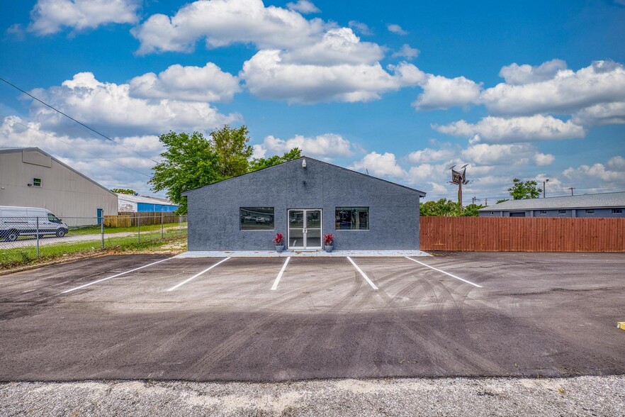 Portfolio of 2 Commercial Assets portefeuille de 2 biens à vendre sur LoopNet.fr - Photo de l’immeuble – Image 1 sur 16