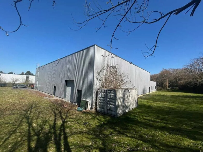 Local d'activités dans Saint-Quentin à vendre - Photo de l’immeuble – Image 2 sur 10