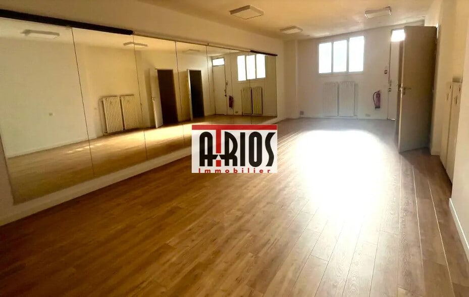 Local d’activités dans Hyères à louer - Photo de l’immeuble – Image 3 sur 4