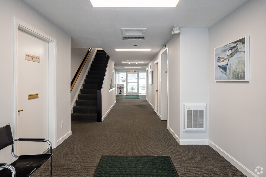 160 Old Derby St, Hingham, MA à louer - Hall d’entrée – Image 2 sur 4