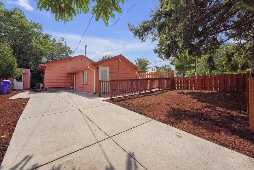 9212 SE Bush St, Portland, OR à vendre - Photo de l’immeuble – Image 2 sur 25