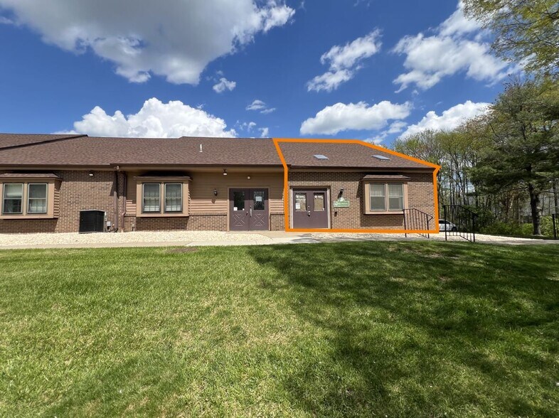 1609 Woodbourne Rd, Levittown, PA à vendre - Photo de l’immeuble – Image 1 sur 8