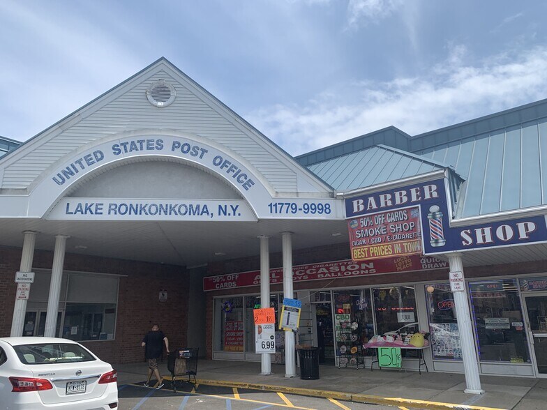 300-318 Portion Rd, Ronkonkoma, NY à louer - Photo de l’immeuble – Image 3 sur 14