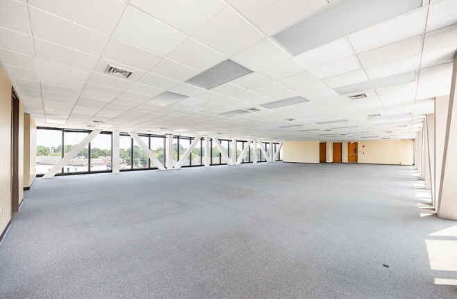 1000 S Broadway, Highland, IL à louer - Photo de l’immeuble – Image 3 sur 19