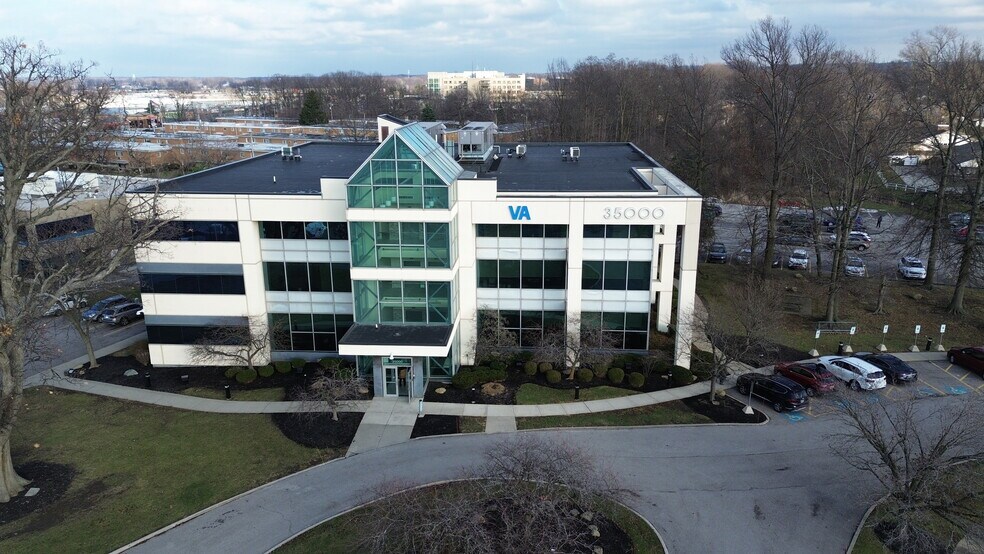 35000 Kaiser Ct, Willoughby, OH à louer - Photo de l’immeuble – Image 1 sur 17