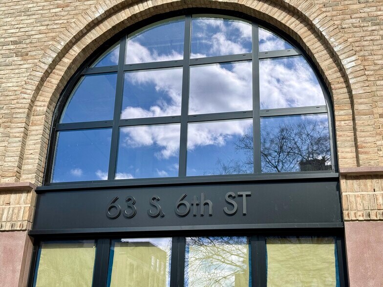 57 S 6th St, Brooklyn, NY à louer - Photo de l’immeuble – Image 2 sur 9
