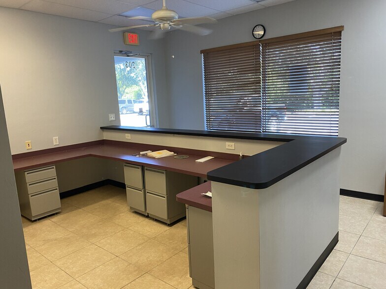 10801 Sunset Plaza Cir, Fort Myers, FL à louer - Photo de l’immeuble – Image 2 sur 16