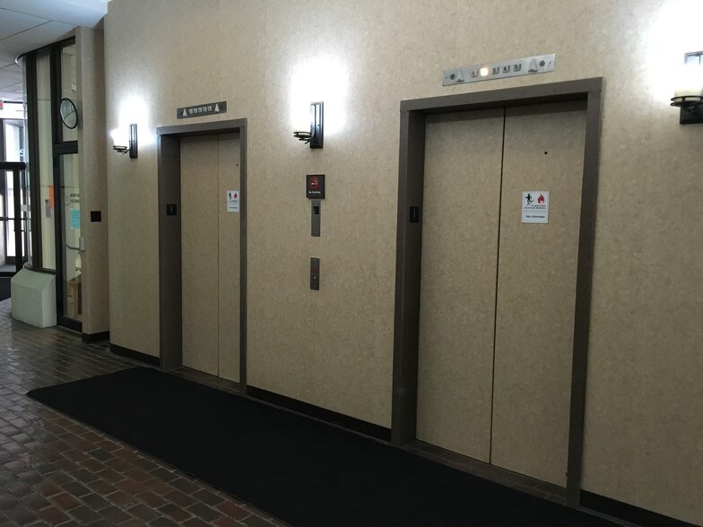 19 N 6th St, Reading, PA à louer - Hall d’entrée – Image 3 sur 75