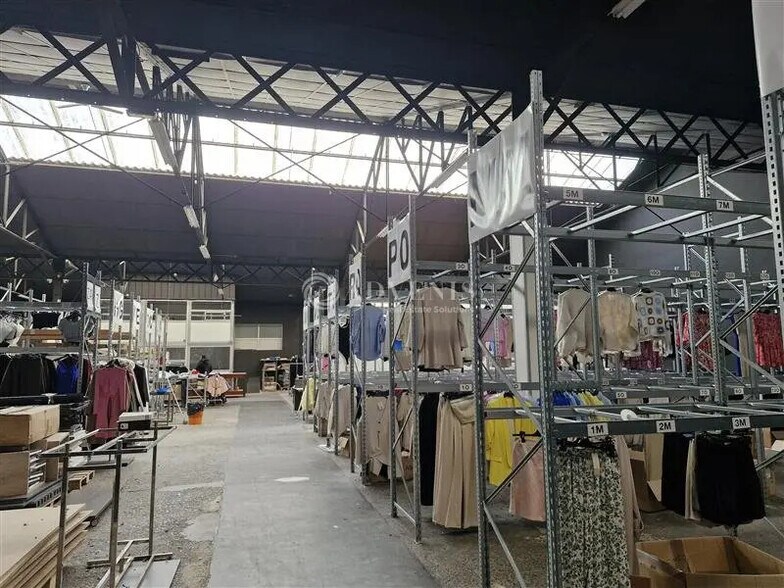 Local d’activités dans Fontaines-sur-Saône à louer - Photo de l’immeuble – Image 1 sur 7