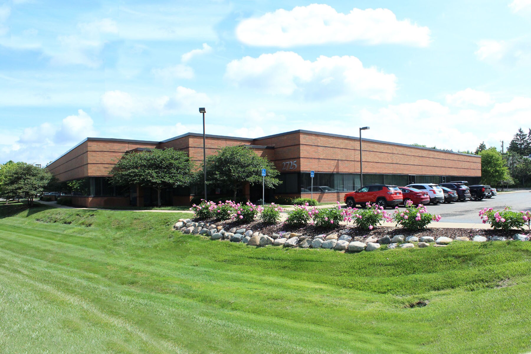 2725 S Industrial Hwy, Ann Arbor, MI à louer Photo de l’immeuble– Image 1 sur 13