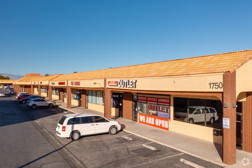 1750-1772 S Rainbow Blvd, Las Vegas, NV à louer - Photo de l’immeuble – Image 1 sur 3