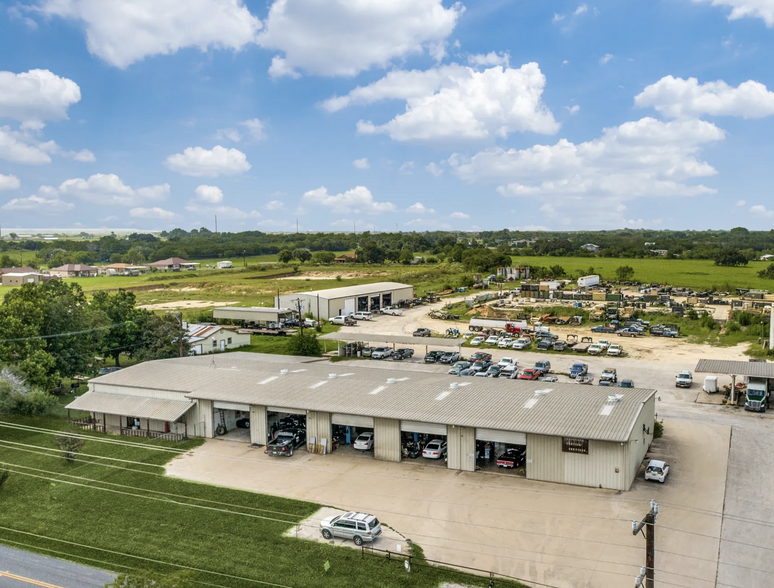 14685 Old Frio City Rd, Lytle, TX à louer - Photo de l’immeuble – Image 1 sur 21