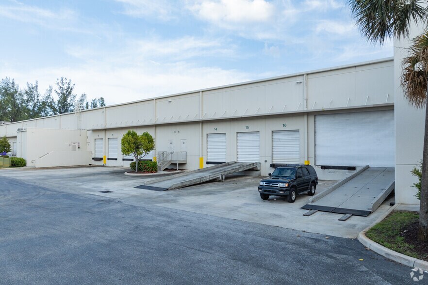 1750 NW 15th Ave, Pompano Beach, FL à louer - Photo de l’immeuble – Image 3 sur 4