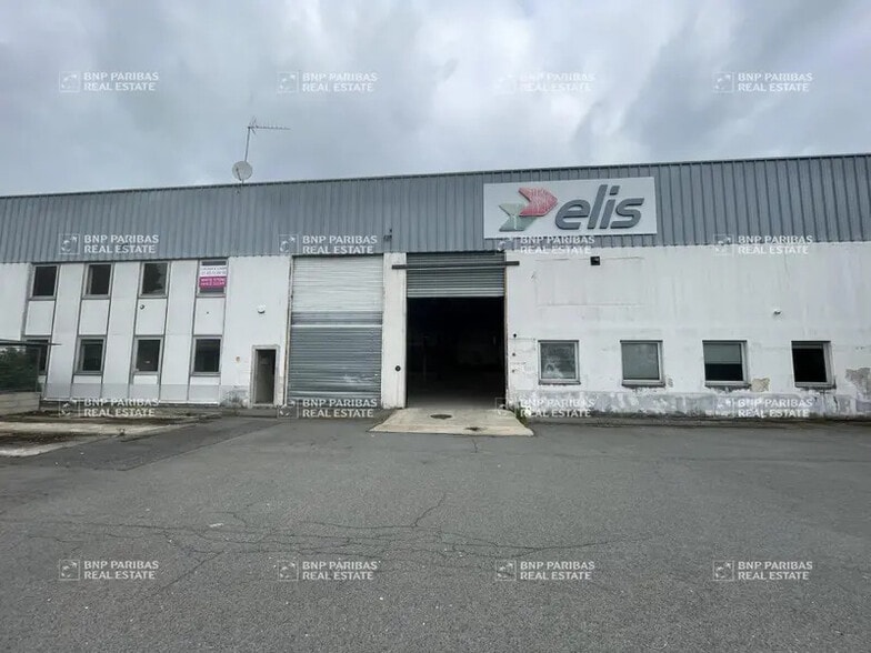 Local d’activités dans Plaisir à louer - Photo de l’immeuble – Image 2 sur 15