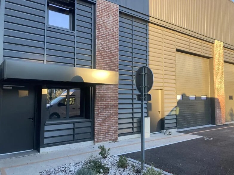 Local d'activités dans Signes à vendre - Photo de l’immeuble – Image 3 sur 7