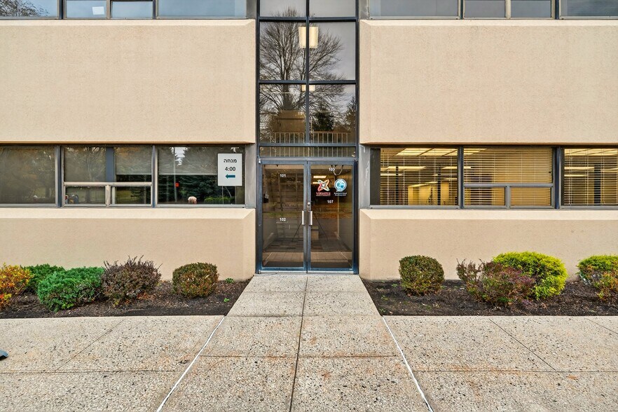 80 Red Schoolhouse Rd, Chestnut Ridge, NY à louer - Photo de l’immeuble – Image 3 sur 11