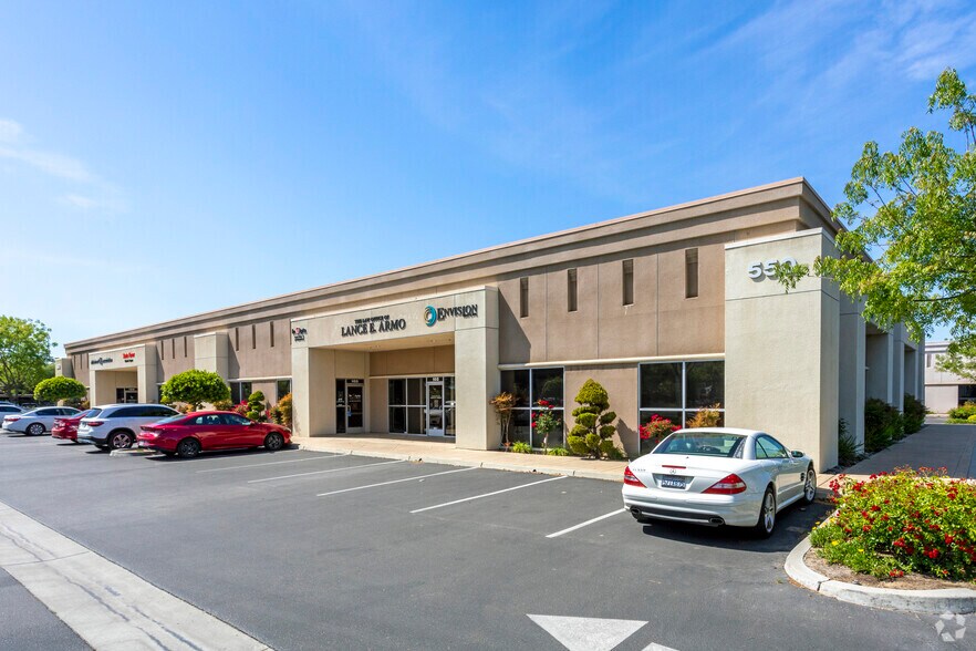 550 W Alluvial Ave, Fresno, CA à louer - Photo de l’immeuble – Image 3 sur 7