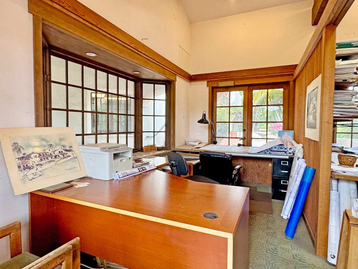 1525 State St, Santa Barbara, CA 93101 - Lot 99 -  - Photo intérieure - Image 1 of 3