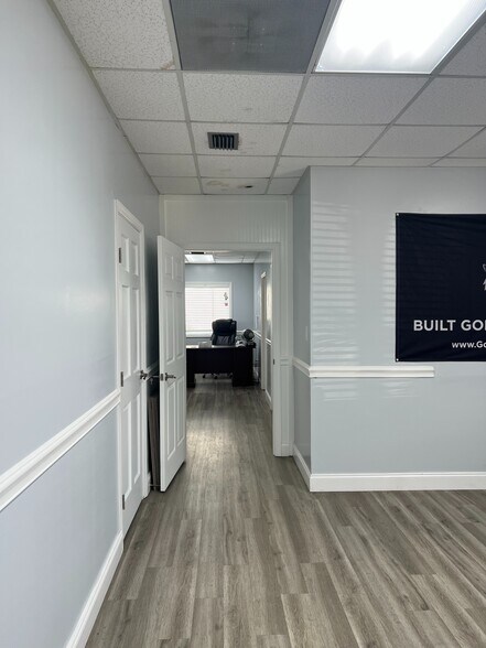 971 Virginia Ave, Palm Harbor, FL à louer - Photo intérieure – Image 3 sur 12