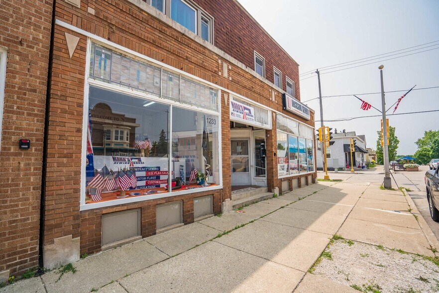 1233 Milwaukee Ave, South Milwaukee, WI à vendre - Photo de l’immeuble – Image 3 sur 23