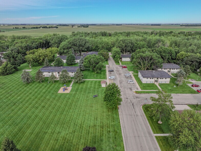 105 Sunnyslope Rd, Morris, MN à vendre - Photo de l’immeuble – Image 2 sur 34