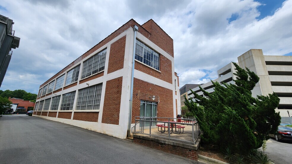 1307 W Morehead St, Charlotte, NC à louer - Photo de l’immeuble – Image 3 sur 16