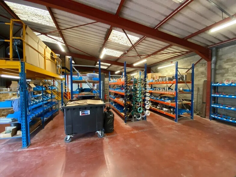 Local d'activités dans Crissey à vendre - Photo de l’immeuble – Image 3 sur 10