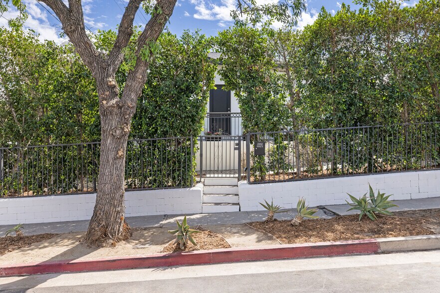 2352 Forney St, Los Angeles, CA à vendre - Photo de l’immeuble – Image 2 sur 30